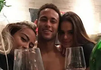 A Vida De Ostentação de Neymar e Seus Parças Revelada Nestas Fotos A Vida De Ostentação de Neymar e Seus Parças Revelada Nestas Fotos