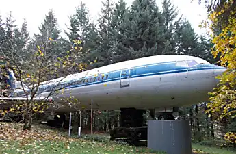 [Pics] Man Turned Boeing 727 Into His Home - Wait Till You See The Inside