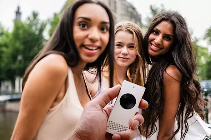 Este invento japonés con IA te deja hablar 68 idiomas al instante. ¿La idea? Genial.