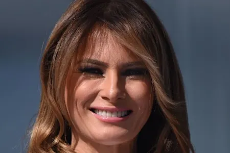 Η Melania λάμπει σε πανέμορφο αμάνικο μαύρο και άσπρο φόρεμα πριν από τον εορτασμό των πυροτεχνημάτων της 4ης Ιουλίου στο Mt.  Ρούσμορ