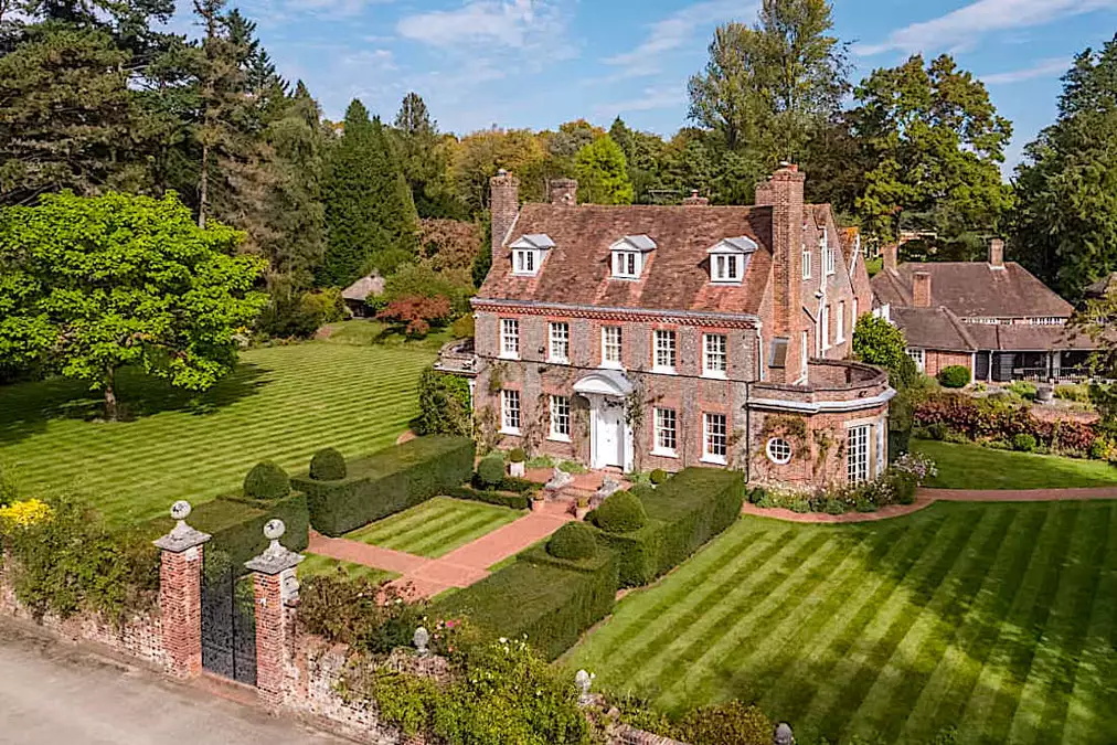 Former U.K. Estate of Lee Radziwill, Henry Ford II Lists for £18.75 Million