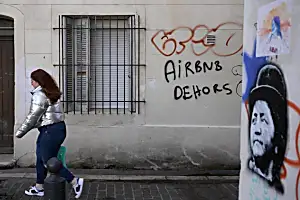 Καθώς τα ενοίκια αυξάνονται στη Μασσαλία, οι ακτιβιστές κατά της Airbnb παίρνουν την κατάσταση στα χέρια τους