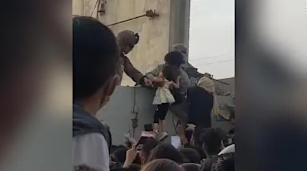 Video muestra a un hombre entregarle una niña a un soldado en el aeropuerto de Kabul