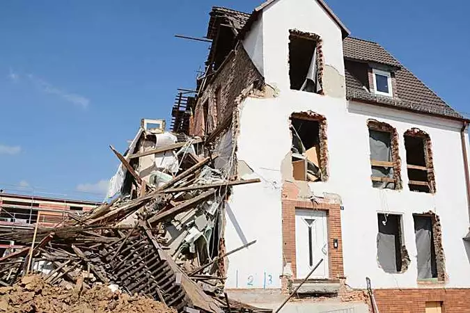 Grund noch unklar: Wohnhaus in Ihringshausen teils eingestürzt