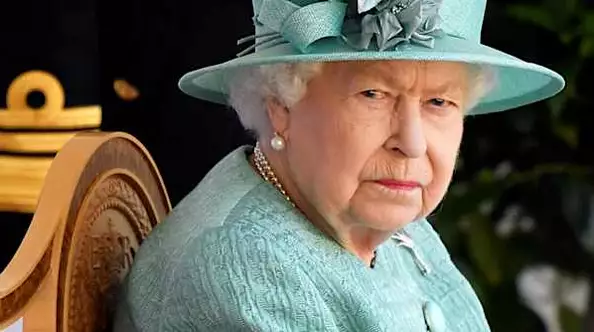 La reina Isabel II rompe su silencio y asegura estar "preocupada" por los duques de Sussex
