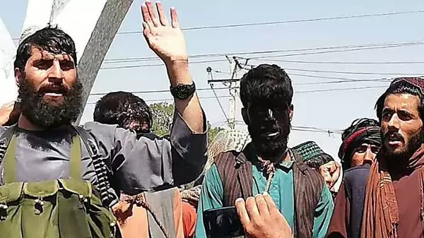 Οι Ταλιμπάν οδηγούν τους κλέφτες μέσα από την πόλη με ένα σχοινί