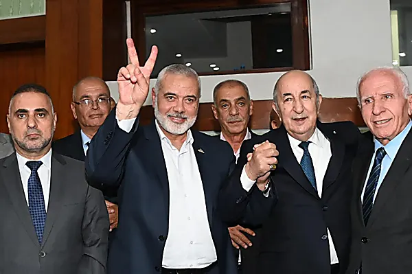 Οι Παλαιστίνιοι αντίπαλοι Χαμάς και Φατάχ υπογράφουν συμφωνία συμφιλίωσης στο Αλγέρι