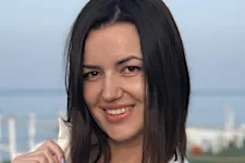 Esteticista de 53 confessa truque caseiro que usa para aparentar 21