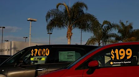 Caracas: Los carros nuevos sin vender casi se regalan.
