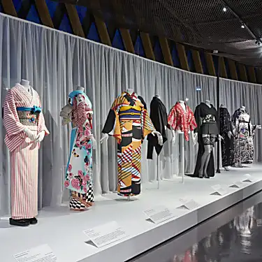 Η έκθεση στο Παρίσι εξερευνά το κιμονό, από την ιαπωνική εικόνα μέχρι την παγκόσμια τάση