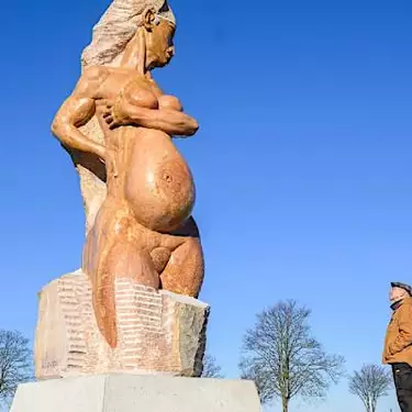 Άγαλμα γυμνής γυναίκας σε ομοσπονδιακό αυτοκινητόδρομο προκαλεί αναστάτωση