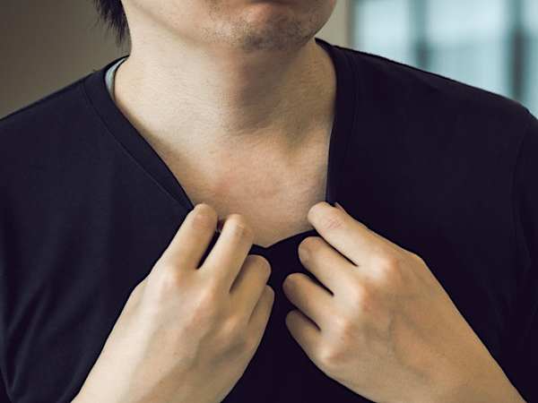 顔、首のポツポツ対策は実は簡単？1分でできる裏技