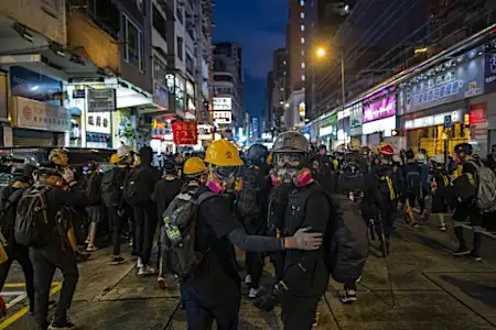 Χιλιάδες στο Χονγκ Κονγκ συμμετέχουν στις διαδηλώσεις παρά τη βροχή.  περισσότερες προγραμματισμένες διαδηλώσεις για το Σαββατοκύριακο