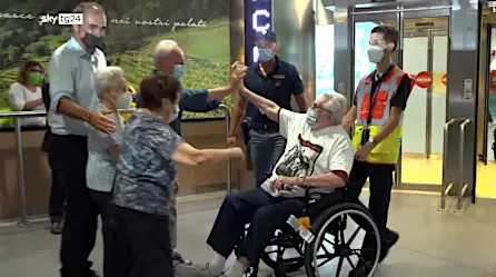 Veterano de 97 años cumple sueño de ver a hermanos que casi mata por error | Video