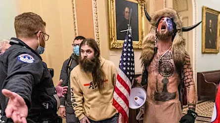 Jacob Chansley, el 'chaman de QAnon', condenado a 41 meses de prisión por el asalto al Capitolio