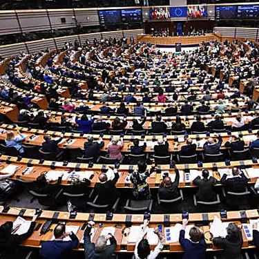 Η ακροδεξιά εκτινάσσεται στις εκλογές της ΕΕ, καταφέρνοντας πλήγματα στους ηγέτες της Γαλλίας και της Γερμανίας