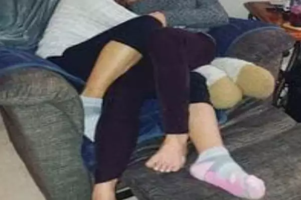 Rientra e trova la madre insieme ad un'altra donna, la scena è assurda: scopre che..