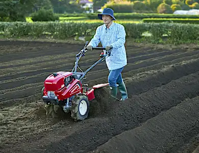 大排気量エンジンでパワフルに耕うん 畝立ても手軽に HondaラッキーマルチFU700