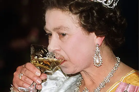 La regina Elisabetta II e la cucina: le sue abitudini alimentari