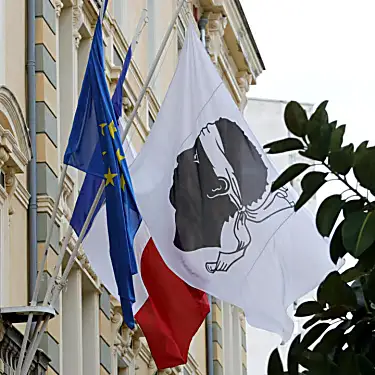 Γάλλοι και Κορσικανοί αξιωματούχοι κατέληξαν σε συμφωνία σε «αποφασιστικό βήμα» προς την αυτονομία του νησιού