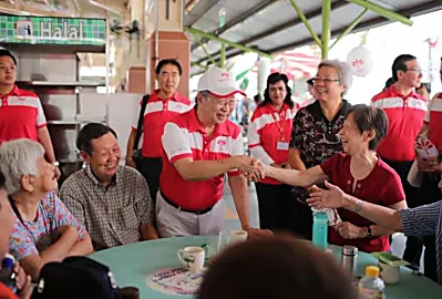 Ο Tan Cheng Bock επισκέπτεται τον Ghim Moh και τον Tiong Bahru, καθώς το PSP διεξάγει το πρώτο walkabout σε όλες τις 29 εκλογικές περιφέρειες