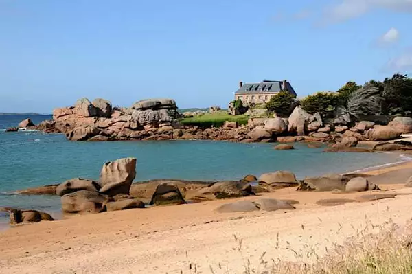 Cette plage spectaculaire cernée par des géants de pierre rose