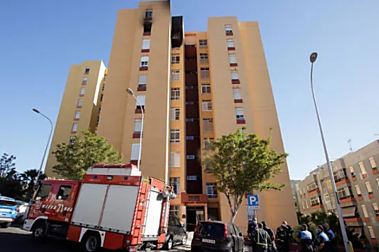 Diecinueve personas resultan heridas en el incendio de un edificio en Tenerife