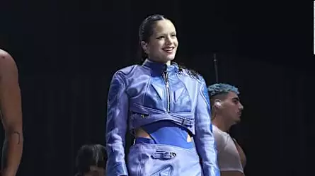 Rosalía envía mensaje a los que arrojan objetos al escenario en conciertos