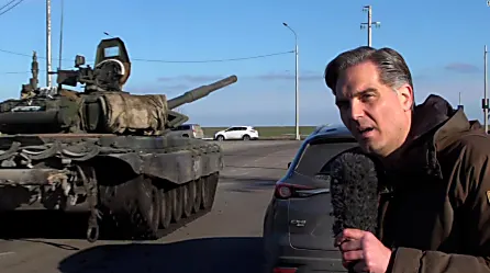 Los tanques rusos pasan al lado del reportero de CNN cuando parecen dirigirse hacia Ucrania | Video