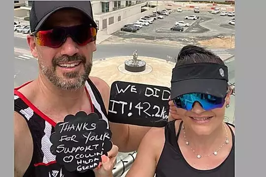 Confinado, casal em Dubai corre o equivalente a uma maratona na sacada do apartamento