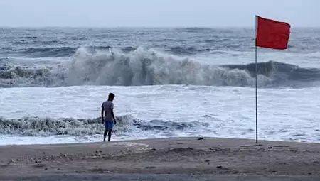 India, Pakistan brace for damage as cyclone approaches