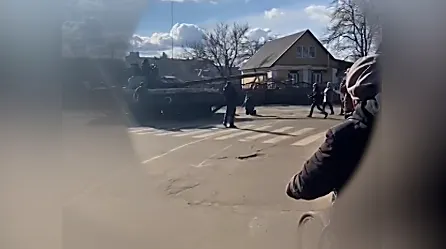 Video muestra a ucraniano intentar bloquear un tanque ruso con su cuerpo
