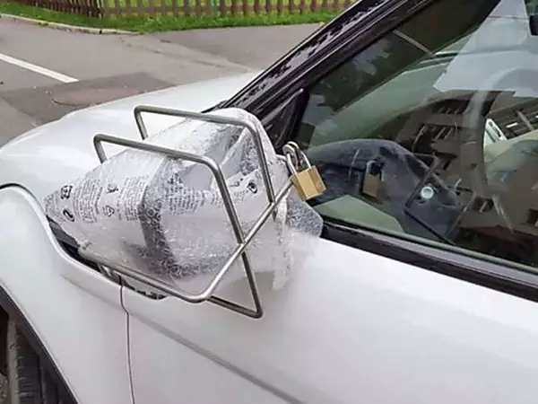 [Photos] Always Place a Plastic Bag on Your Car Mirror when Traveling Alone, Here's Why