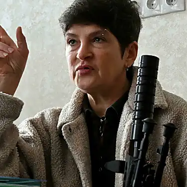 Μια Ουκρανή μητέρα ορκίζεται να πάρει το όπλο αν η Ρωσία εισβάλει
