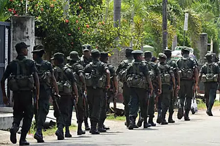 Τα στρατεύματα της Σρι Λάνκα ενώνουν το κυνήγι για τους υπόπτους.  govt παραδέχεται σε «μεγάλες» κατασχέσεις πληροφοριών