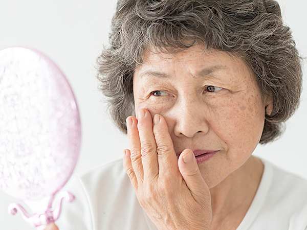 「目の下の膨らみ」をなおしたい人必見！簡単で安心な必見アイテムとは