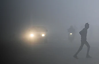 Hundreds of flights delayed as fog engulfs northern India