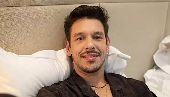 Ator vai de Havaianas em festival e acontece o inusitado