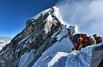 Ο επιζών της κυκλοφορίας του Everest ζητεί αυστηρότερους κανόνες