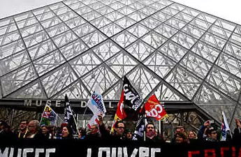 Protests over pension reform close Paris's Louvre museum
