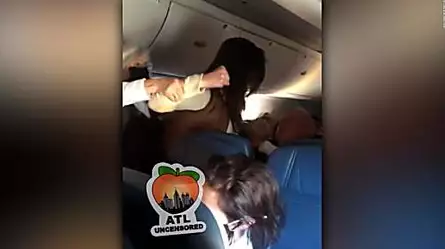 Video muestra un violento altercado físico durante un vuelo de Delta