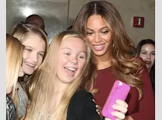 Οι πιο γελοίες ετικέτες Selfie στο Διαδίκτυο