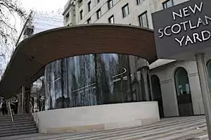 英國警方因「恐怖主義罪行」逮捕五人，其中四人為伊朗人