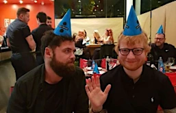 Ed Sheeran comemora aniversário em pizzaria de Porto Alegre