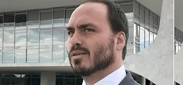 Carlos Bolsonaro: “o que está por vir pode derrubar o capitão eleito” Carlos Bolsonaro: “o que está por vir pode derrubar o capitão eleito”