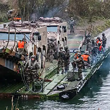 Η Γαλλία αναλαμβάνει τη διοίκηση της στρατιωτικής ομάδας δράσης του ΝΑΤΟ καθώς η ρωσική ένταση αυξάνεται