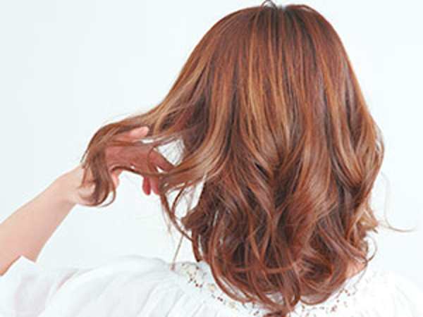 「見た目年齢を上げる白髪」 雑誌や口コミで大好評の新しいケア方法とは