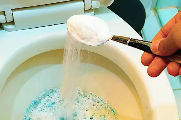 Πώς να καθαρίσετε το χείλος της τουαλέτας σε 30 δευτερόλεπτα, χωρίς βούρτσα