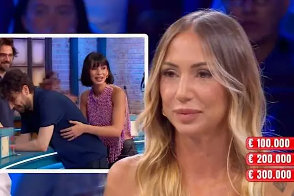 Affari Tuoi, Camilla accetta l'offerta e scoppia in lacrime: "Mia madre è morta" Affari Tuoi, Camilla accetta l'offerta e scoppia in lacrime: "Mia madre è morta"