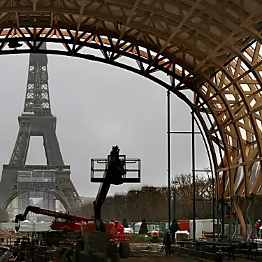 Tourists in Paris lament construction works